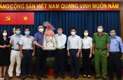 Lãnh đạo Quận 4 thăm, tặng quà tết công nhân làm công tác vệ sinh môi trường